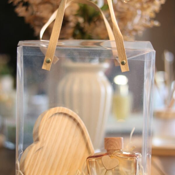 Caixa de PVC transparente com alça rígida tamanho 22x12x26 para kits artesanais.